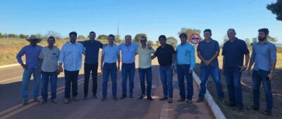 Imagem da notícia Marco histórico em Pedro Gomes: Prefeito Murilo celebra início da pavimentação da MS-215 durante visita técnica